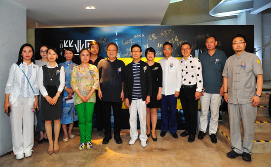 艺术设计学院领导及教师合影