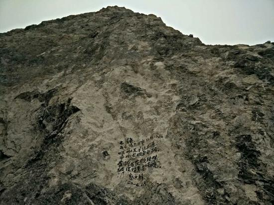 《七绝-为光谱艺术实验现场题蒋福山石壁》郭志锋作品