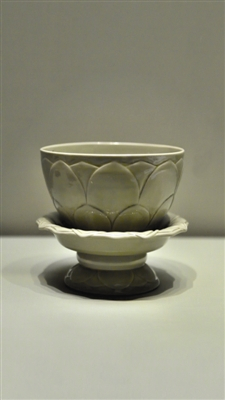 　　苏州博物馆藏五代秘色瓷莲花碗，该碗于1956年在苏州虎丘云岩寺塔发现，后入藏苏州博物馆，自此从未离开过苏州