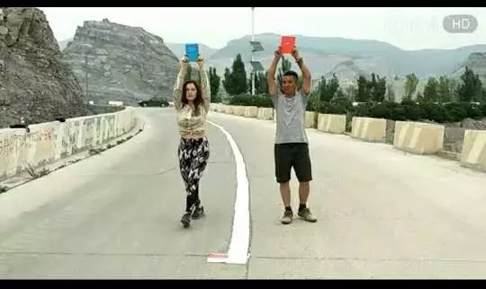 《红宝书与蓝宝书之倒退而行》明丽雅（俄罗斯）蓝京华（中国）