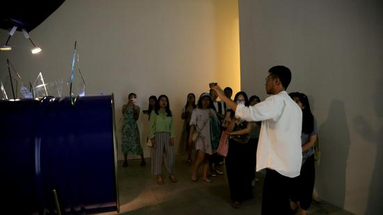 王恩来现场介绍作品