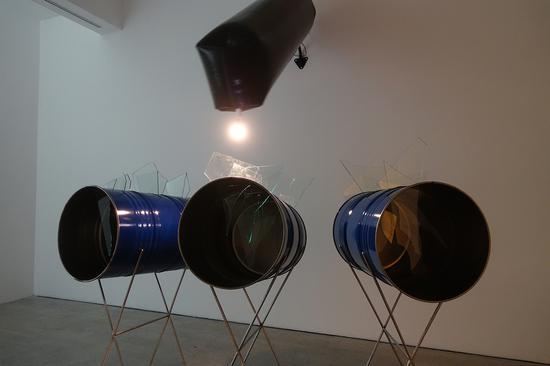 王恩来， 射灯、铁皮桶与碎玻璃和摇头