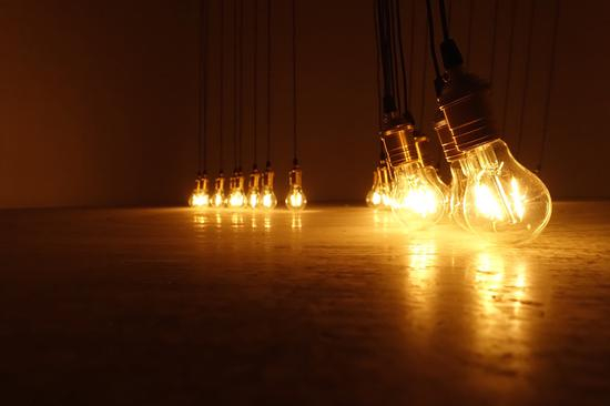 王恩来， 吊顶扇与灯泡