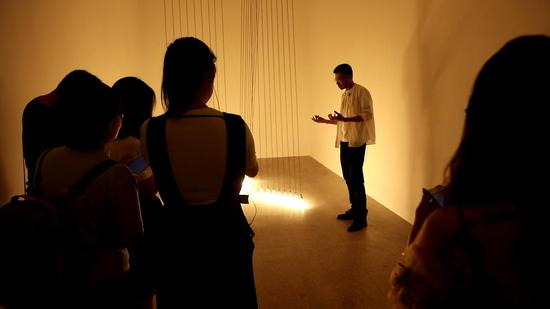 王恩来现场介绍作品