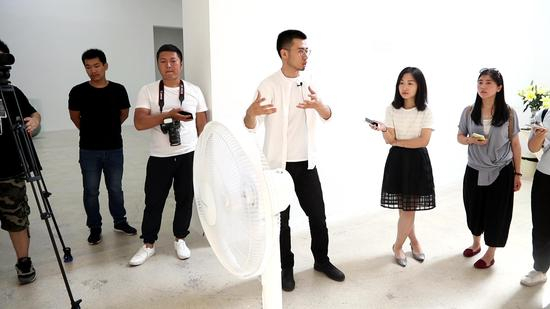 艺术家王恩来（图中）