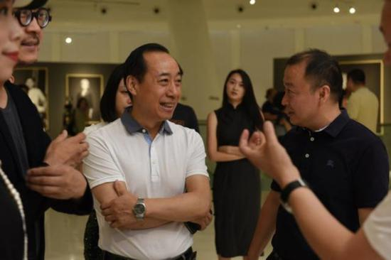 南岸区副区长吕轶（中）南岸区文化委主任李永文（右）