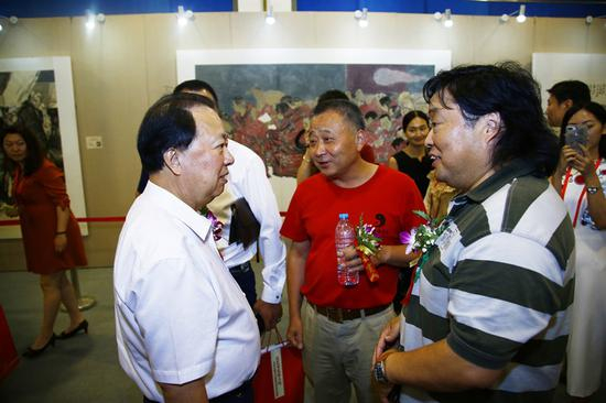 中艺财富画院院长沙水兵与画家亲切交流
