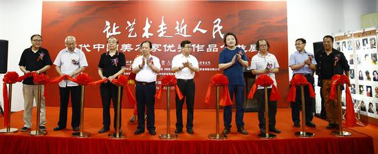 　　中华社会文化发展基金会副理事长兼秘书长 康明 ；陕西国画院名誉院长、中国美术家协会理事 苗重安；——中纪委驻司法部纪检组原组长，中华社会文化发展基金会顾问 岳宣义；中艺财富画院院长 沙水兵；人民日报社副社长 张建星；中国国家画院副院长、中国画学会理事 纪连彬；原中国国家画院艺术交流中心主任 胡宝利；《国家人文历史》杂志社总编辑 王翔宇；中国国家画院研究员 李晓柱（从左至右）