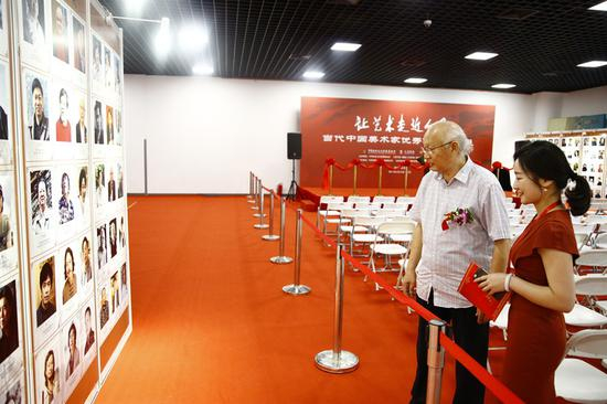陕西国画院名誉院长、中国美术家协会理事 苗重安参观画展