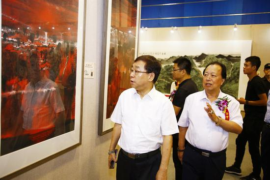 沙水兵与人民日报社副社长张建星参观展览