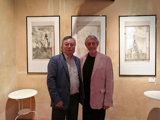 傅文俊和博物馆馆长何塞·曼努埃尔·因菲斯塔在作品《昨夜西风》前合影