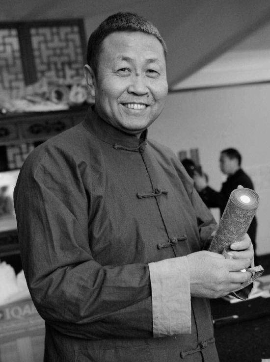 　　张世刚 一九五八年生于辽宁海城。现为中国书法家协会行书委员会委员、培训中心教授，辽宁省书法家协会副主席，中国书协理事