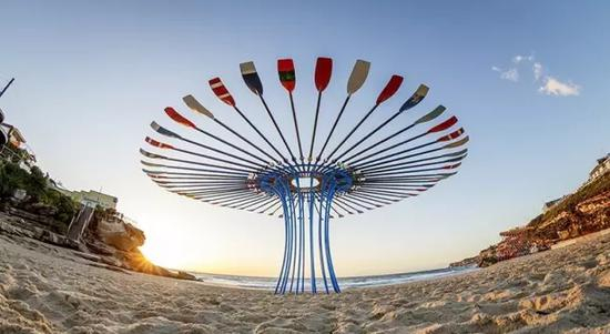 Rebecca Rose， In Awe， Sculpture by the Sea， Bondi 2016。 Photo Jessica Wyld