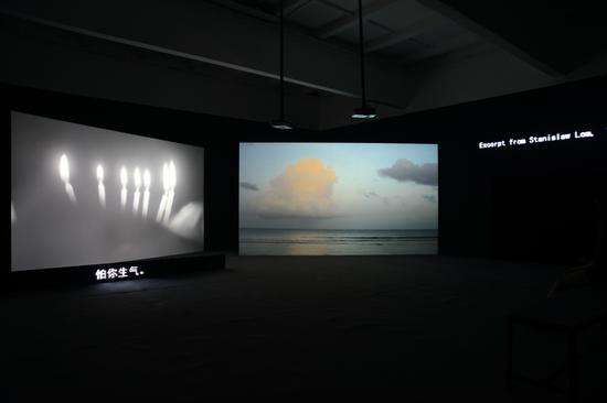 　　蒋志，看与知，或命运之爱，2016，黑白高清录像，彩色高清录像，LED电子屏，音乐，Part A：35‘，Part B：31’17“，音乐：45‘，图片由艺术家及魔金石空间提供