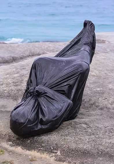 Zheng Yuan Lu， Chronic Series-no-1， 1L， 2L， 8+5L （2011-2015）， Sculpture by the Sea， Bondi 2016。 Photo Clyde Yee
