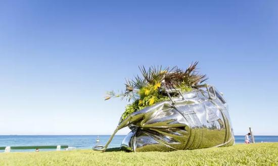 Yumin Jing， Travelling Bag， Sculpture by the Sea， Cottesloe 2016。 Photo Jessica Wyld