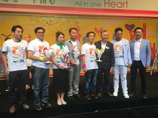 为活动参与者颁发纪念爱心雕塑