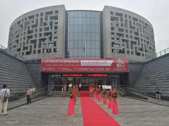 “生命与生命的对话——毛才奇钢笔画作品展”亮相湖北咸宁市博物馆