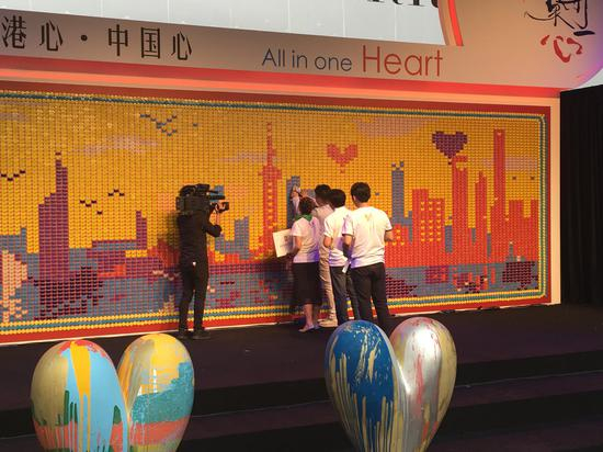 活动参与者共同创创作爱心爱心拼图