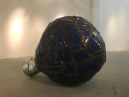《星河》尺寸：230200190cm 材料：油桶，铁 年代 2017