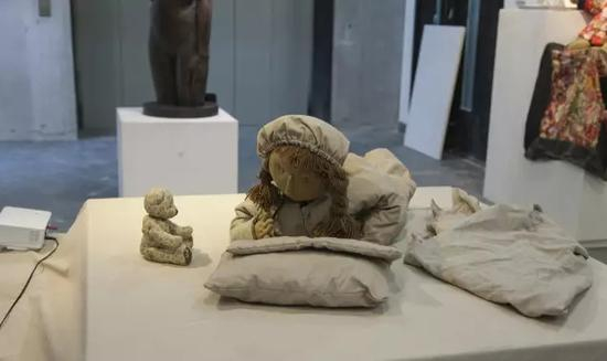 李建华 《夜读》 麻布/旧衣物/毛线/珍珠棉