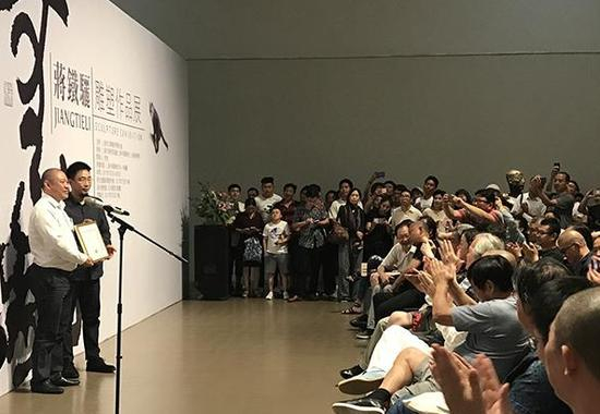 中华艺术宫执行馆长李磊向蒋铁骊颁发捐赠证书