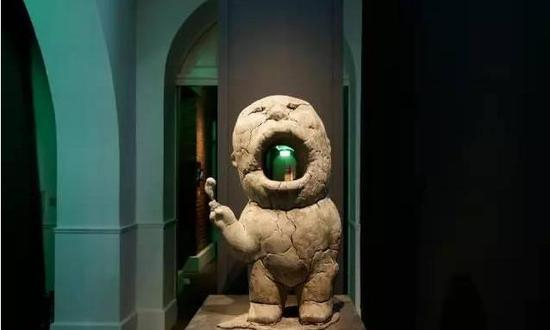 空口　60.7x59.7x59cm　黏土、木材　2013