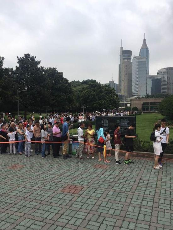 上海博物馆正在举办的“大英博物馆百物展——浓缩的世界史”排队现场