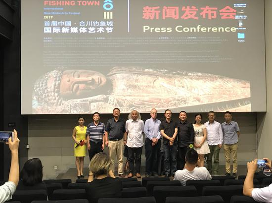 新闻发布会嘉宾合影