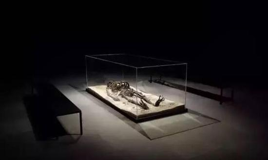 草民之二　220x85x70（H）cm　木材、铁件　2012