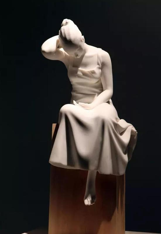 ▲《声声慢-思》260×240×540cm 汉白玉、木 2011年