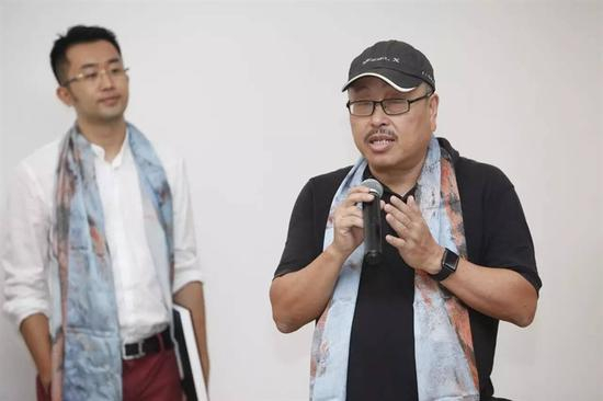 中山大学传播学院副院长、教授，杨小彦