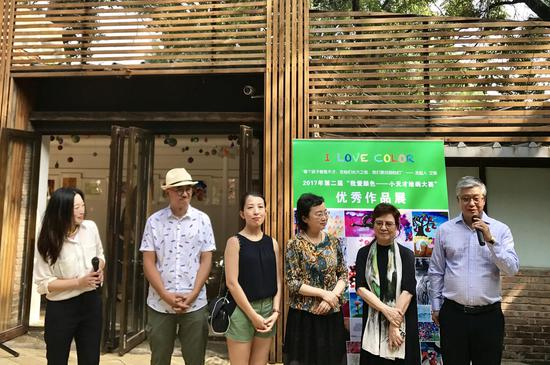 　　第二届“我爱颜色——小天才绘画大赛”优秀作品展开幕式出席评委合影，左起：艾敬、李天元、尹然、杨源、何韵兰、陈履生