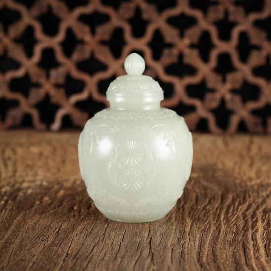 02141郑志明 新疆和田青白玉薄胎团花罐