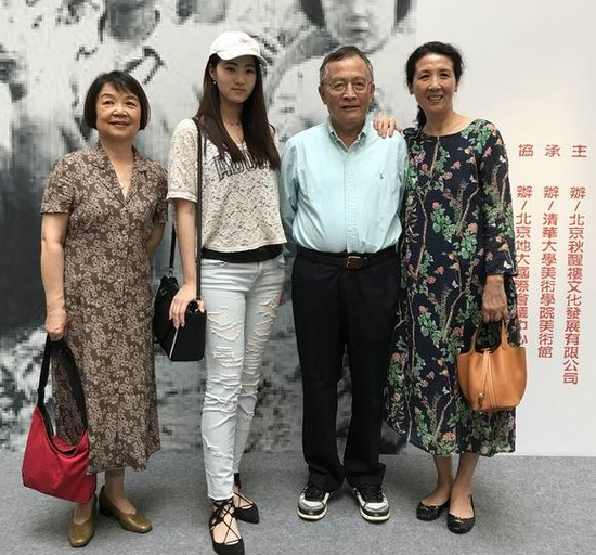 艺术家张郎郎（中）与朋友们合影留念