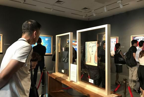 观众在这次展出的唯一两件手稿是《迷茫》和《往事》作品前