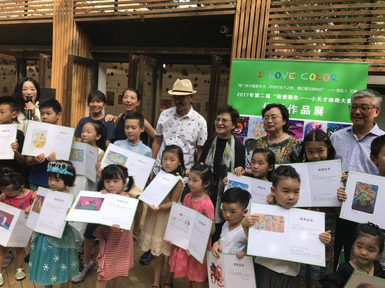 评委老师们与获奖小朋友们大合影