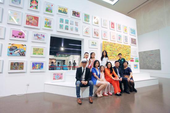 2014年第一届“我爱颜色——小天才绘画大赛”优秀作品展现场