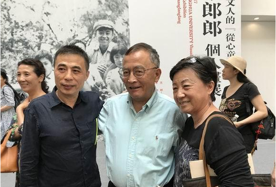 艺术家张郎郎（中）与朋友们合影留念