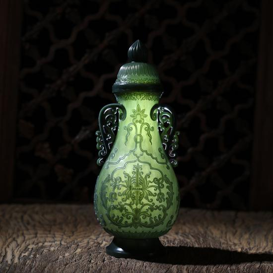 02143郑志明 青玉薄胎花草双耳瓶