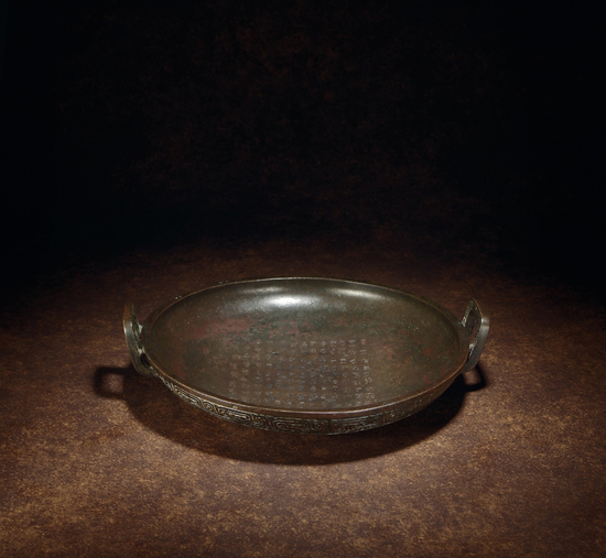 &nbsp;2017西泠春拍 西周宣王五年 · 青铜兮甲盘 高：11.7cm 直径：47cm（耳距） 