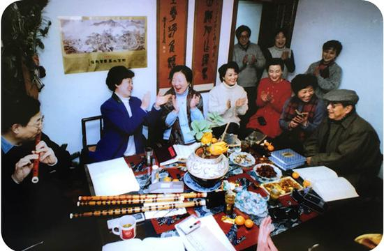 图说：90年代齐聚程十发家中的昆曲曲会