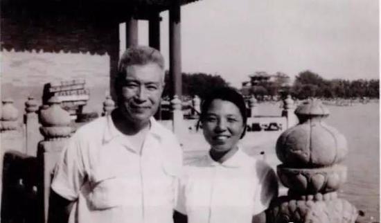 与夫人刘育和在颐和园  1965年