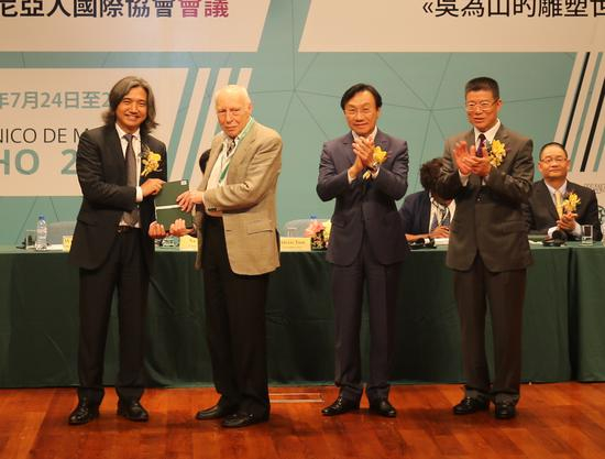 　赠书仪式主礼嘉宾吴为山教授向卢斯塔尼亚人国际协会代表Roberto Vecchi教授赠送葡文版《吴为山的雕塑世界》