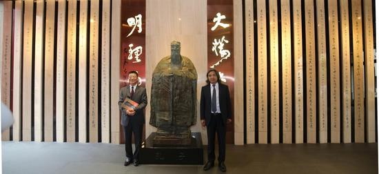 澳门理工学院明德楼大堂陈列吴为山教授所塑孔子像及所书《古法塑孔子》