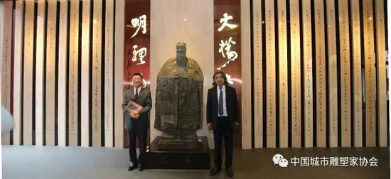 澳门理工学院明德楼大堂陈列吴为山教授所塑孔子像及所书《古法塑孔子》