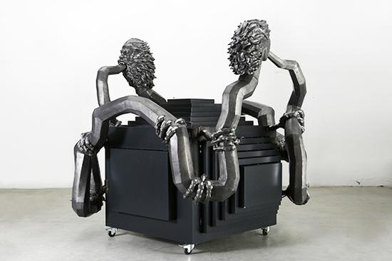 巫术中的人工智能-系列方，220x230cm，树脂，铅皮，集成板，发动机，铝合金，2016