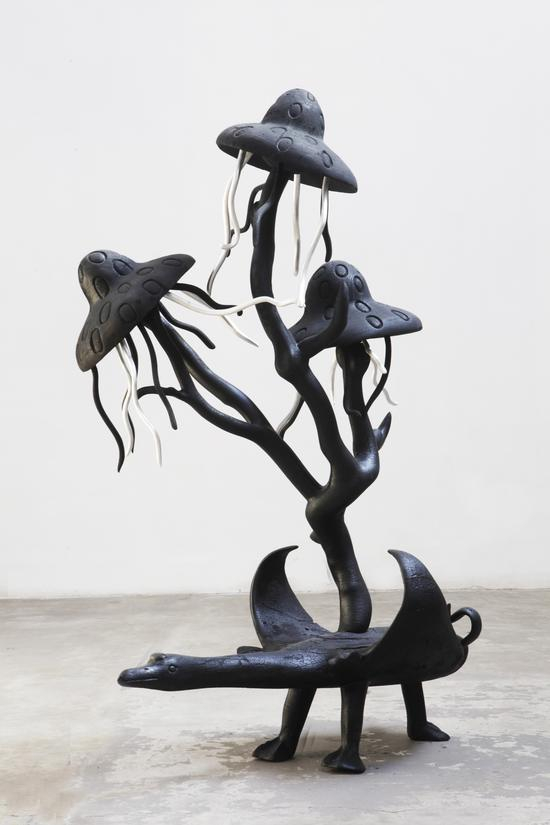 奇花异草系列-木碳，110x80x160cm，木碳，2010，