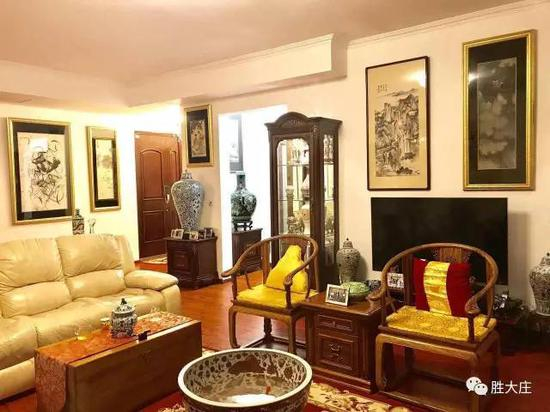 　　胜大庄-澄怀堂接待大厅一景 右一是张大千早期云龙图（海外唯一） 右二是张大千青绿山水飞瀑图