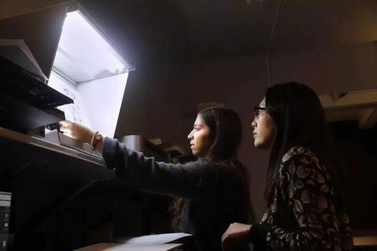 Claire Warden与Ke Peng（右）在测试数码打印效果  图片：David Cunningham, courtesy CPW